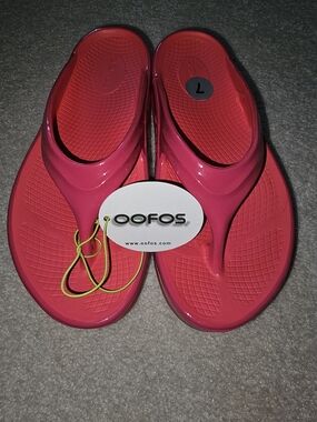 OOFOS Women's Oomega Oolala Luxe Sandals In Neon Berry Punch.